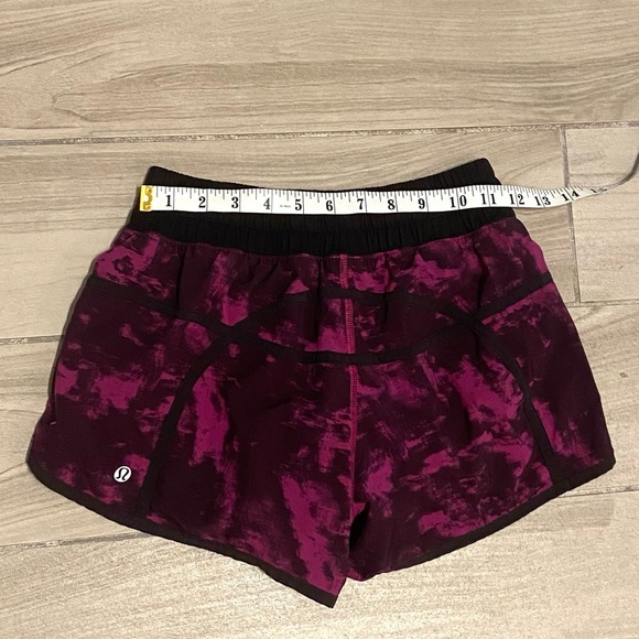 Lululemon Tracker Mid-Rise Running Shorts Size 4 - Picture 2 of 7